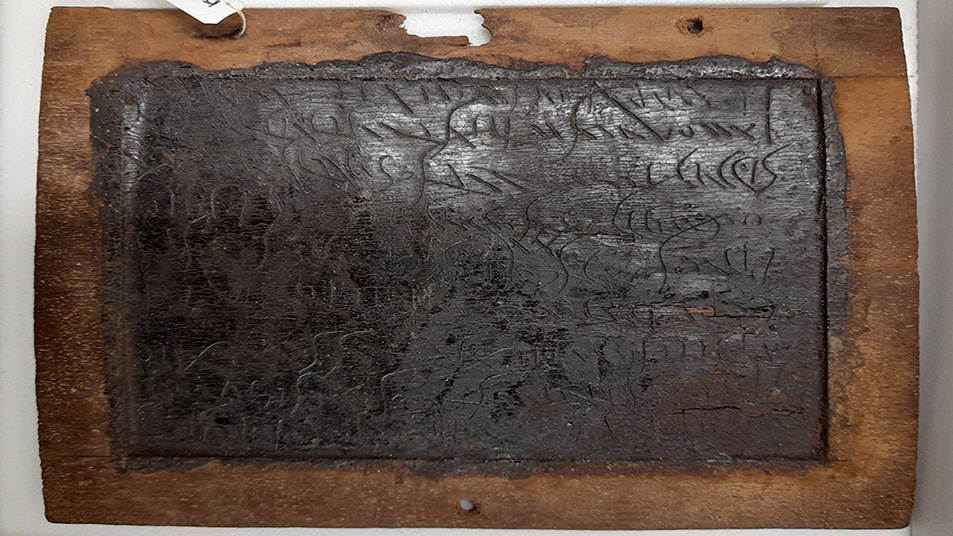 Tablilla de madera con inscripción en griego